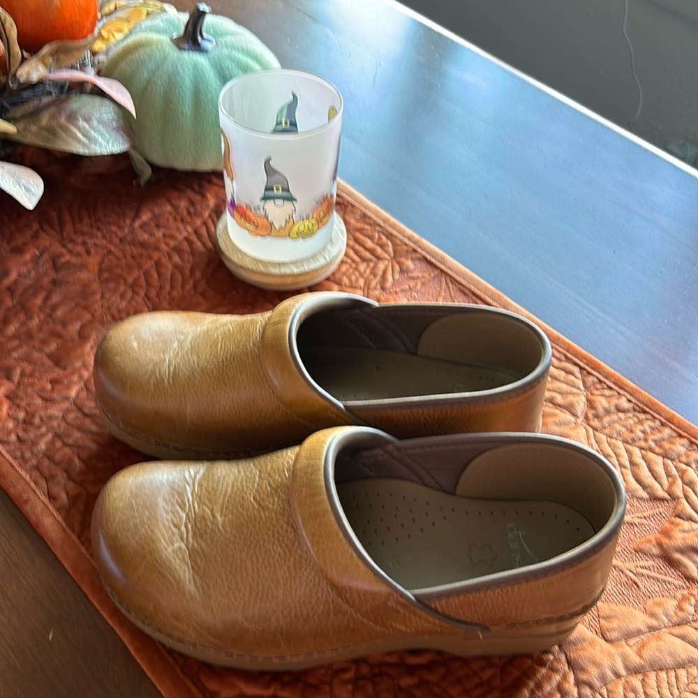 Dansko Professional in Distressed Honey 40 or 9